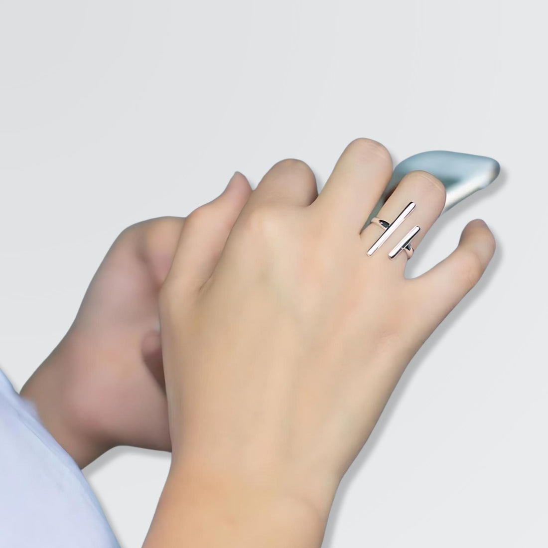 Bague minimaliste de style contemporain