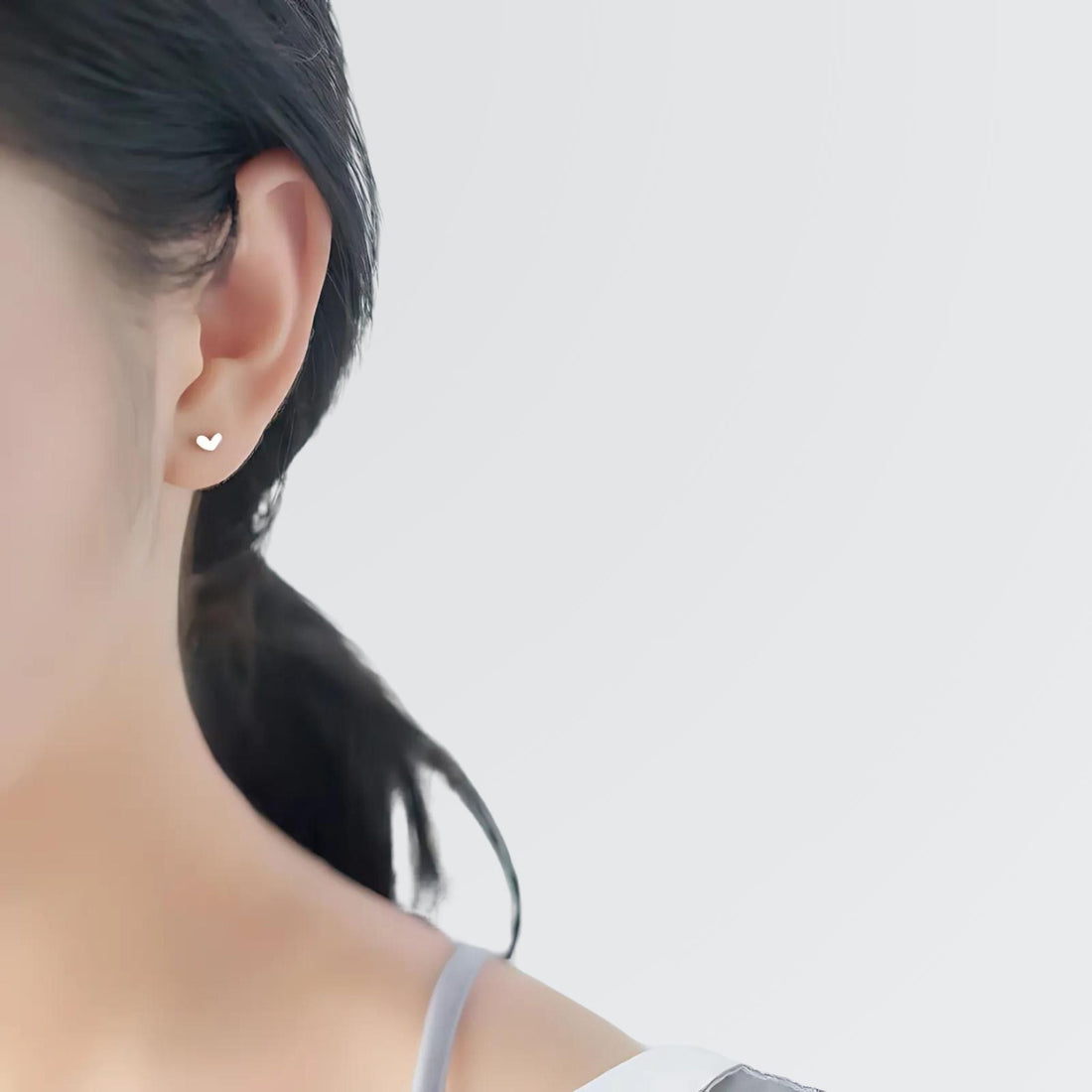 Pendientes minimalistas con corazones mate