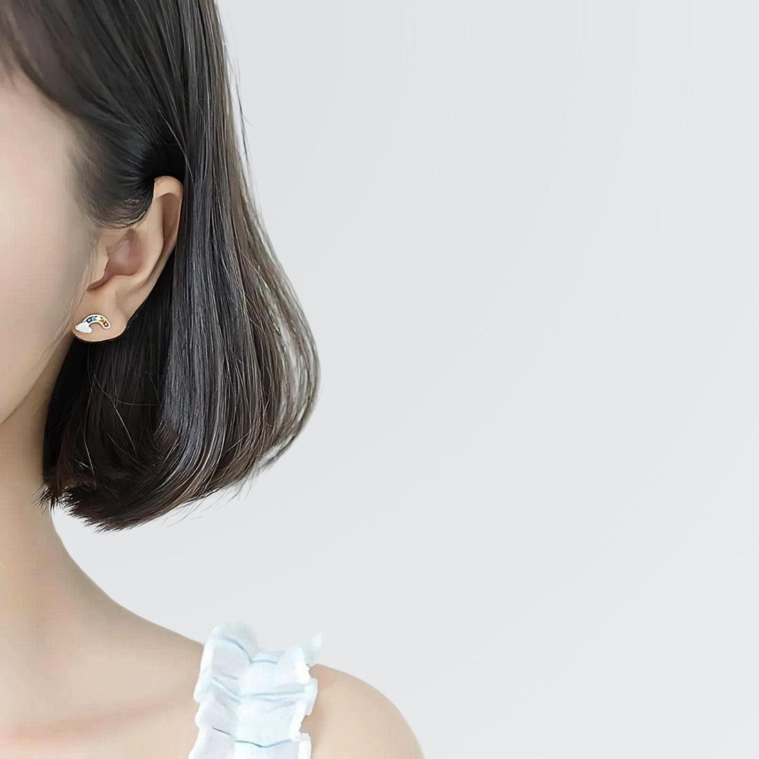 Pendientes minimalistas con el mensaje "Amor arcoíris"