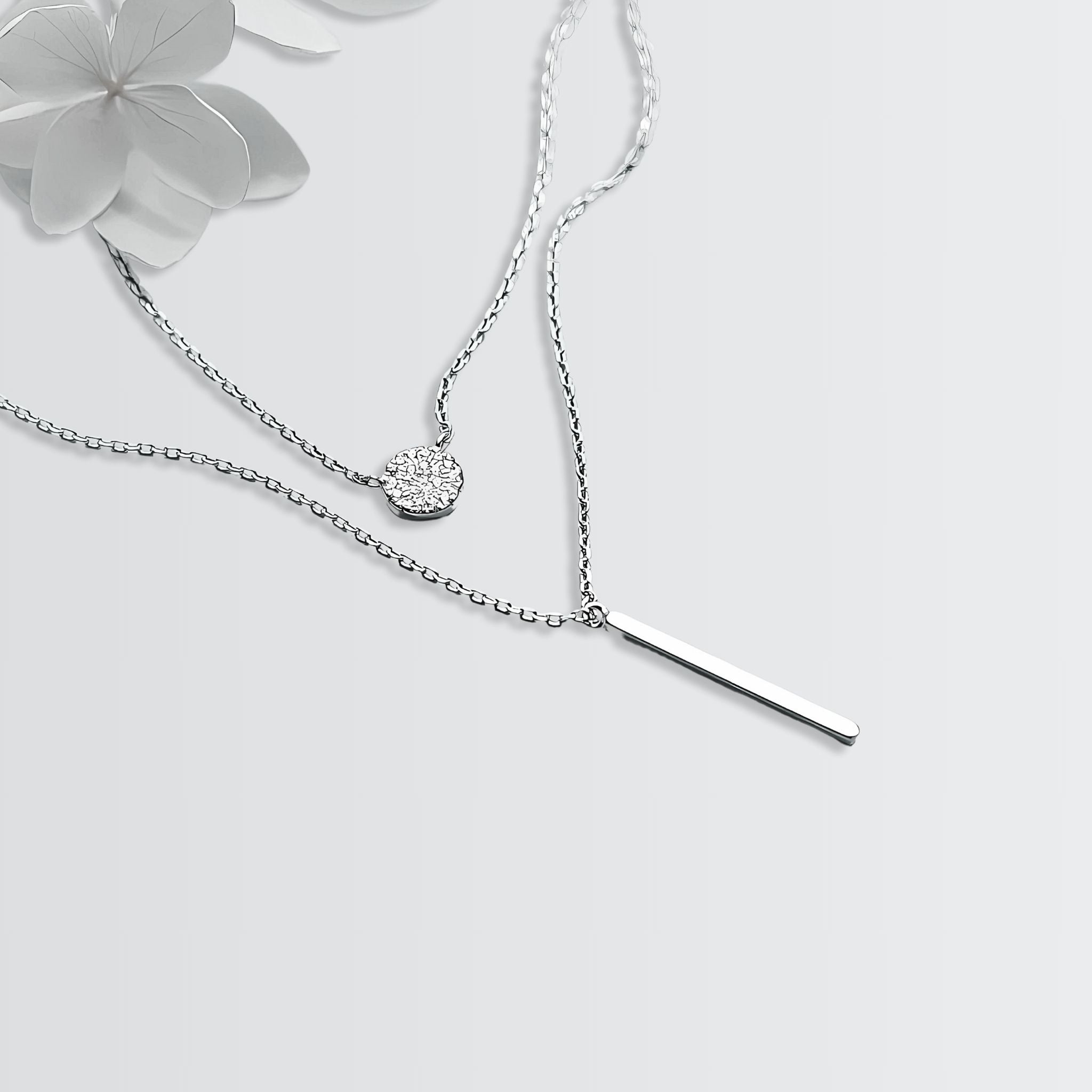 Collar elegante con capas de disco y barra