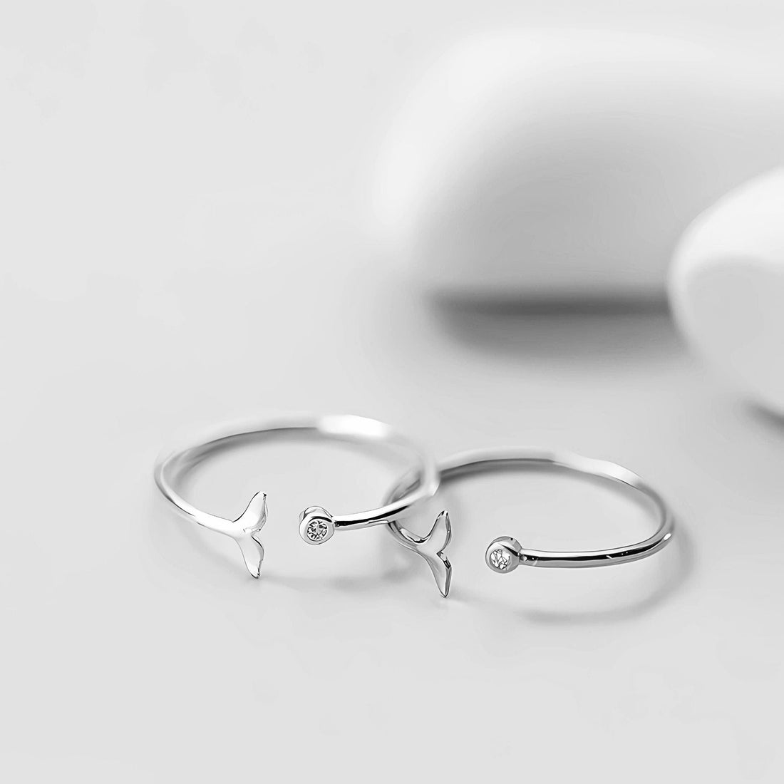 Bague minimaliste en forme de queue de dauphin