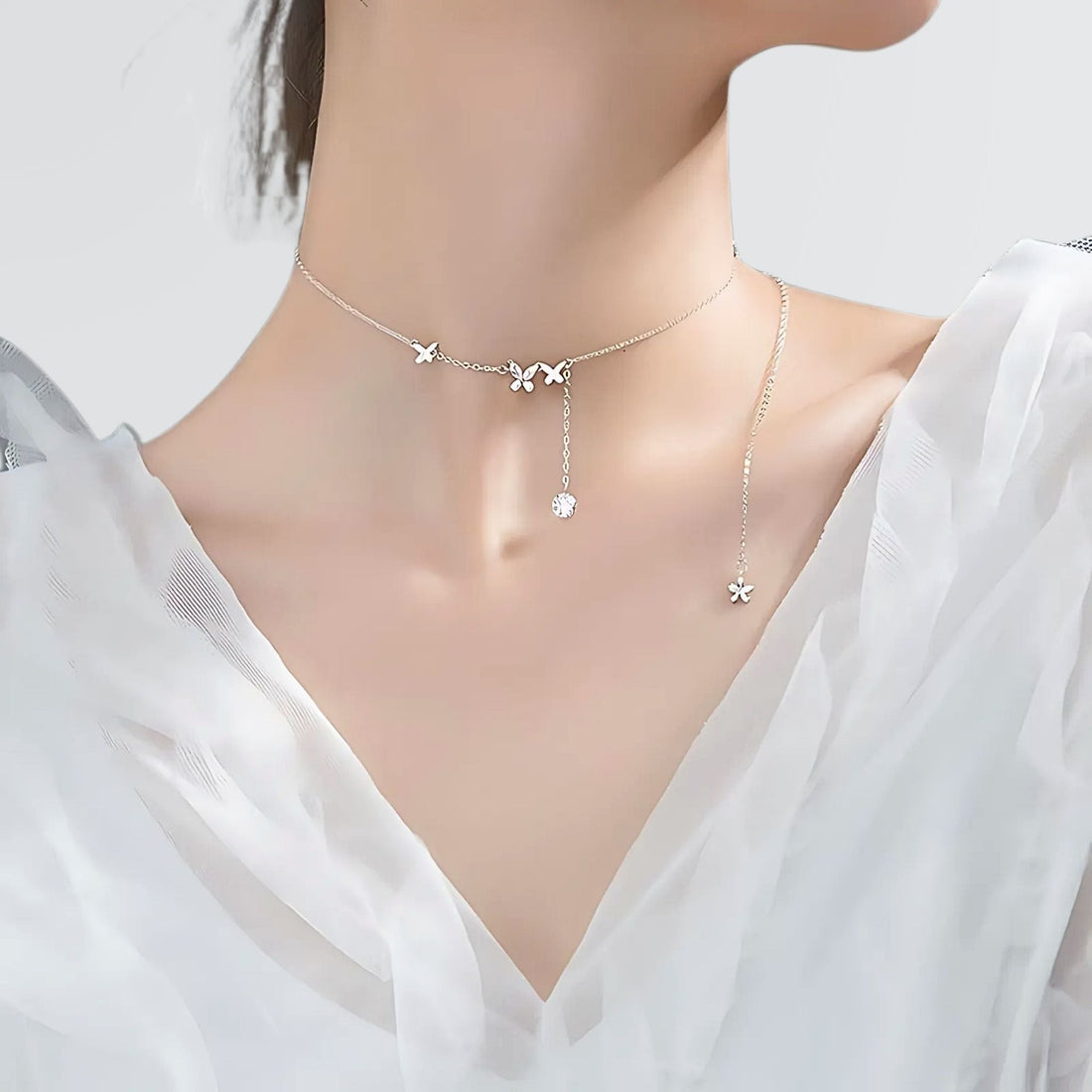 Collier minimaliste avec papillons scintillants