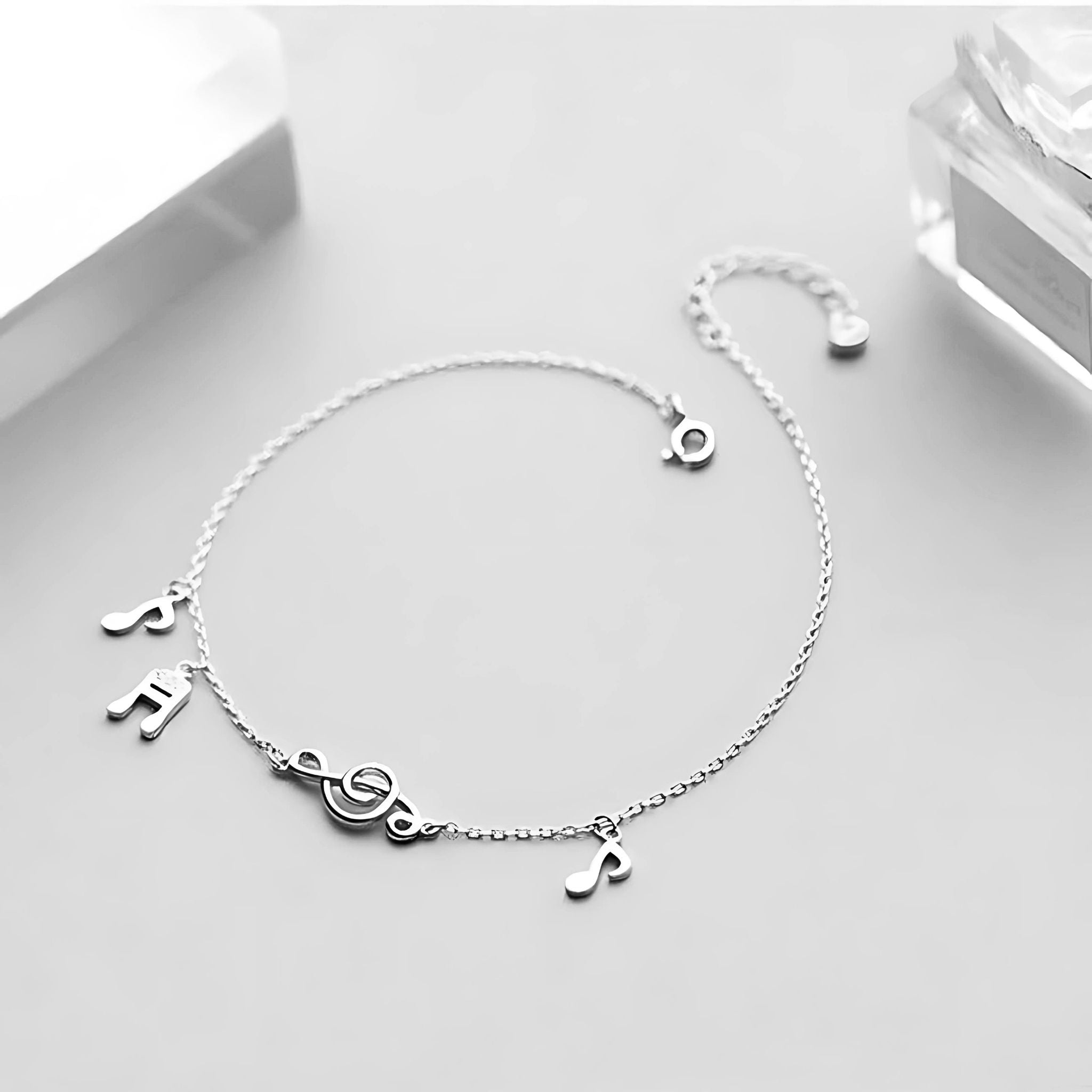Mon bracelet de cheville avec des notes de musique