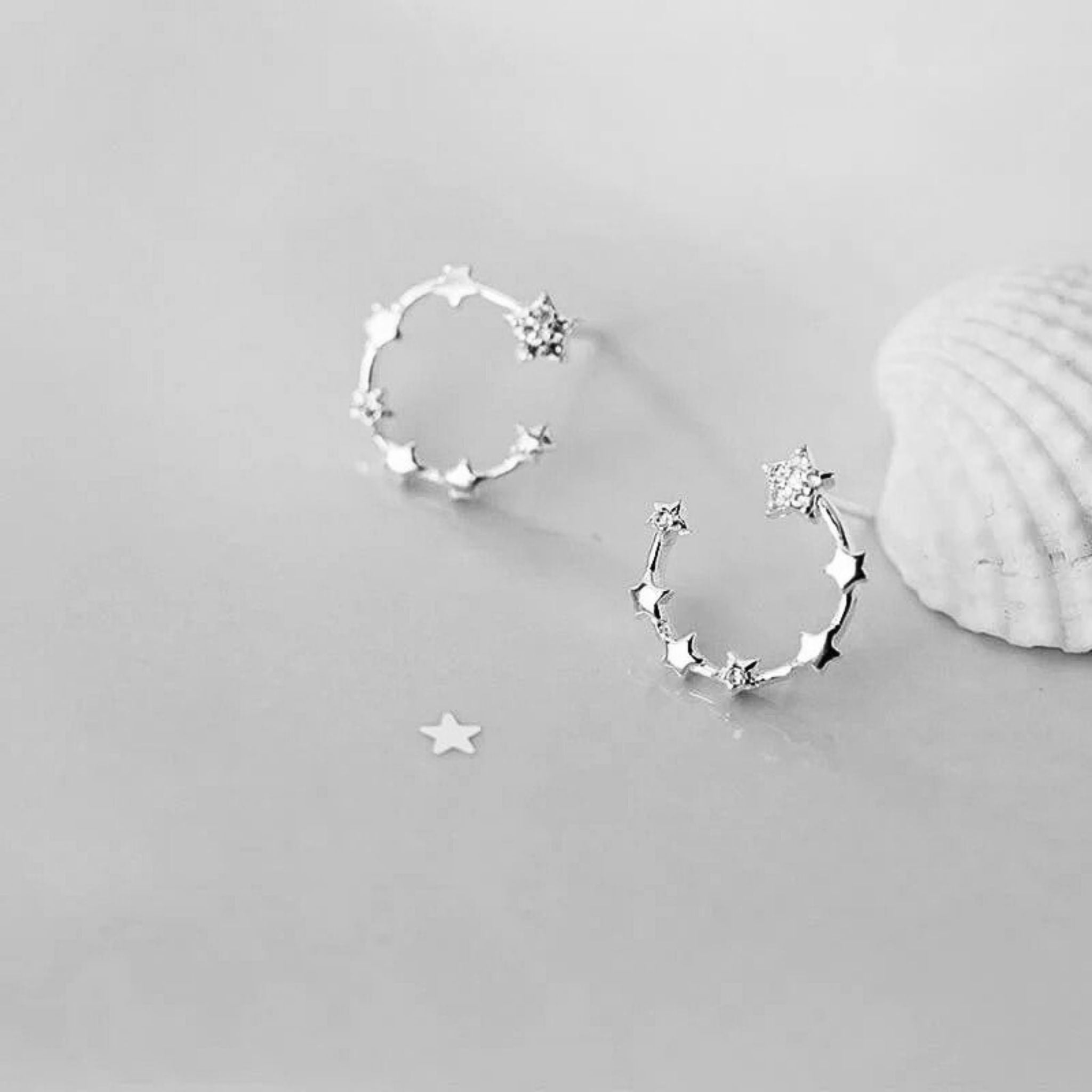Pendientes minimalistas con estrellas brillantes