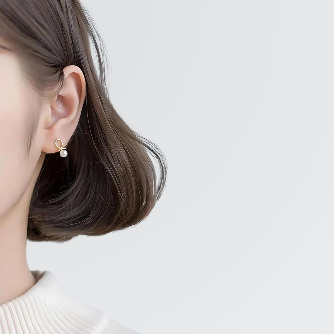 Pendientes minimalistas con perlas y nudos simplificados