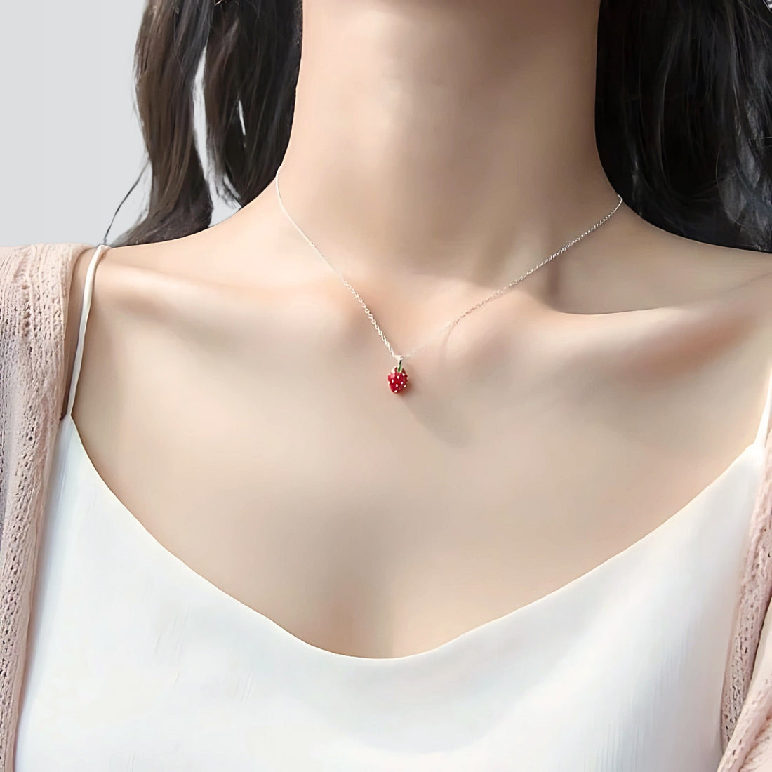 Collier minimaliste à la fraise délicieuse
