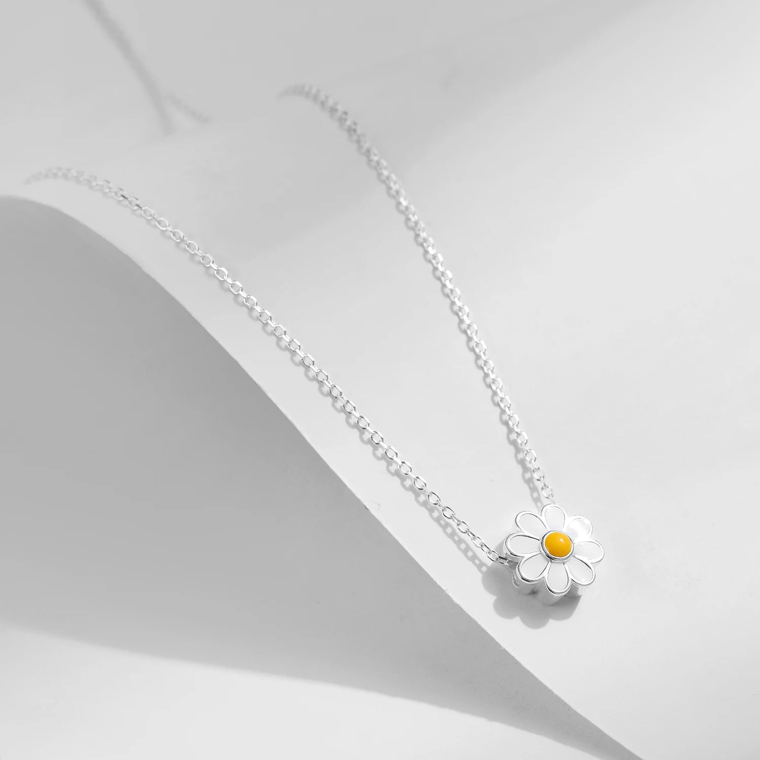 Breezy Daisy Minimal Necklace
