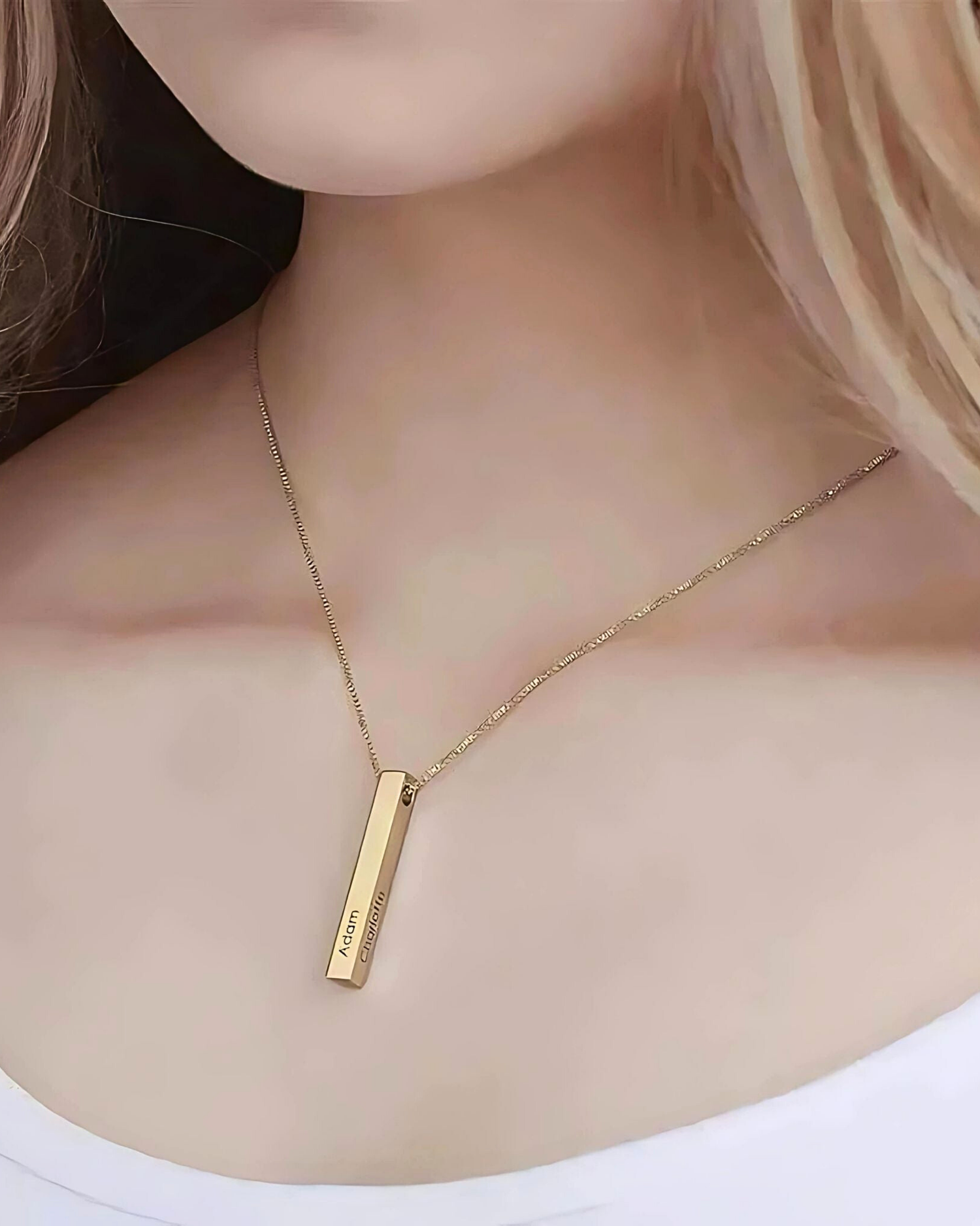 Personnalisez votre collier à barre verticale avec votre nom