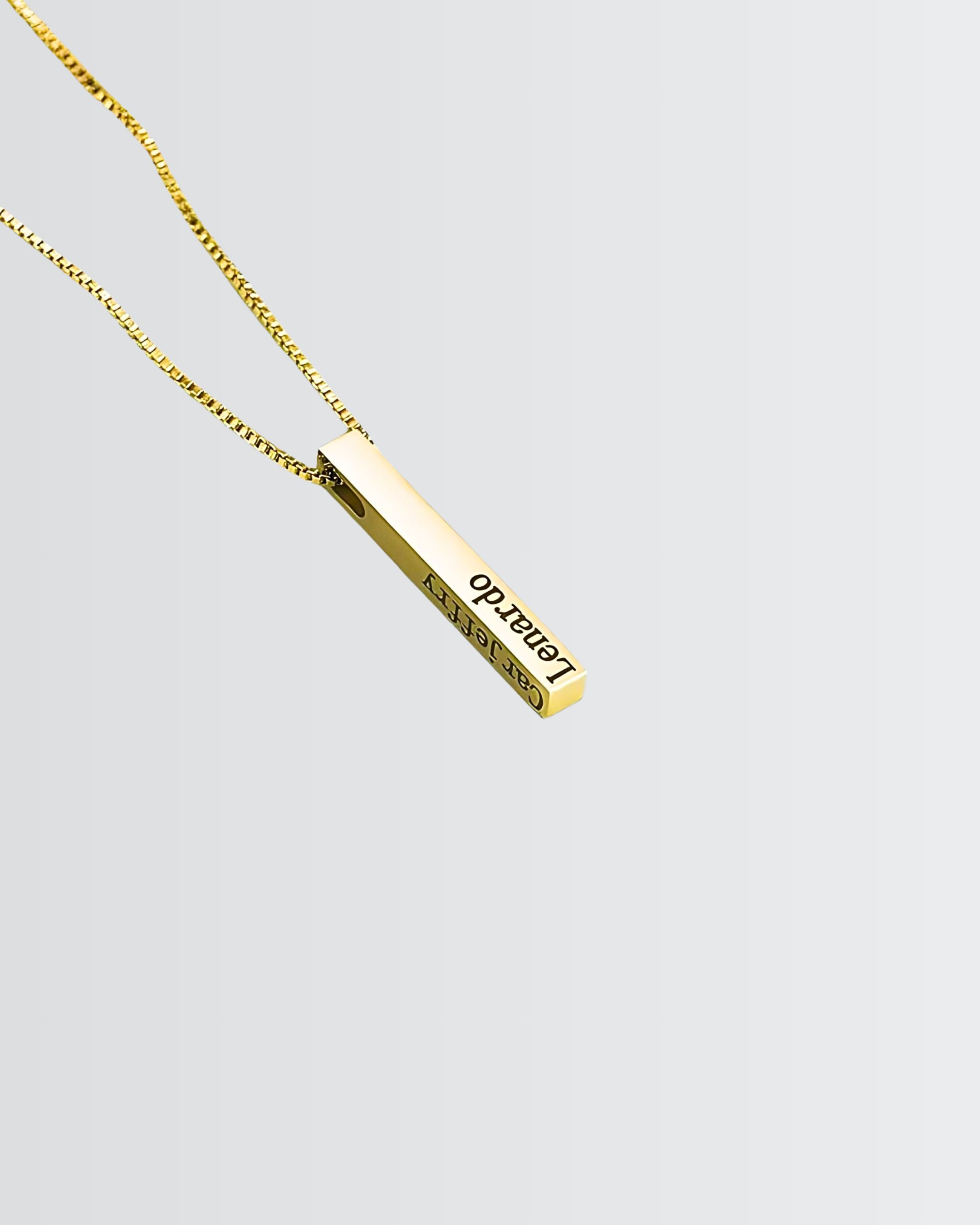Personnalisez votre collier à barre verticale avec votre nom