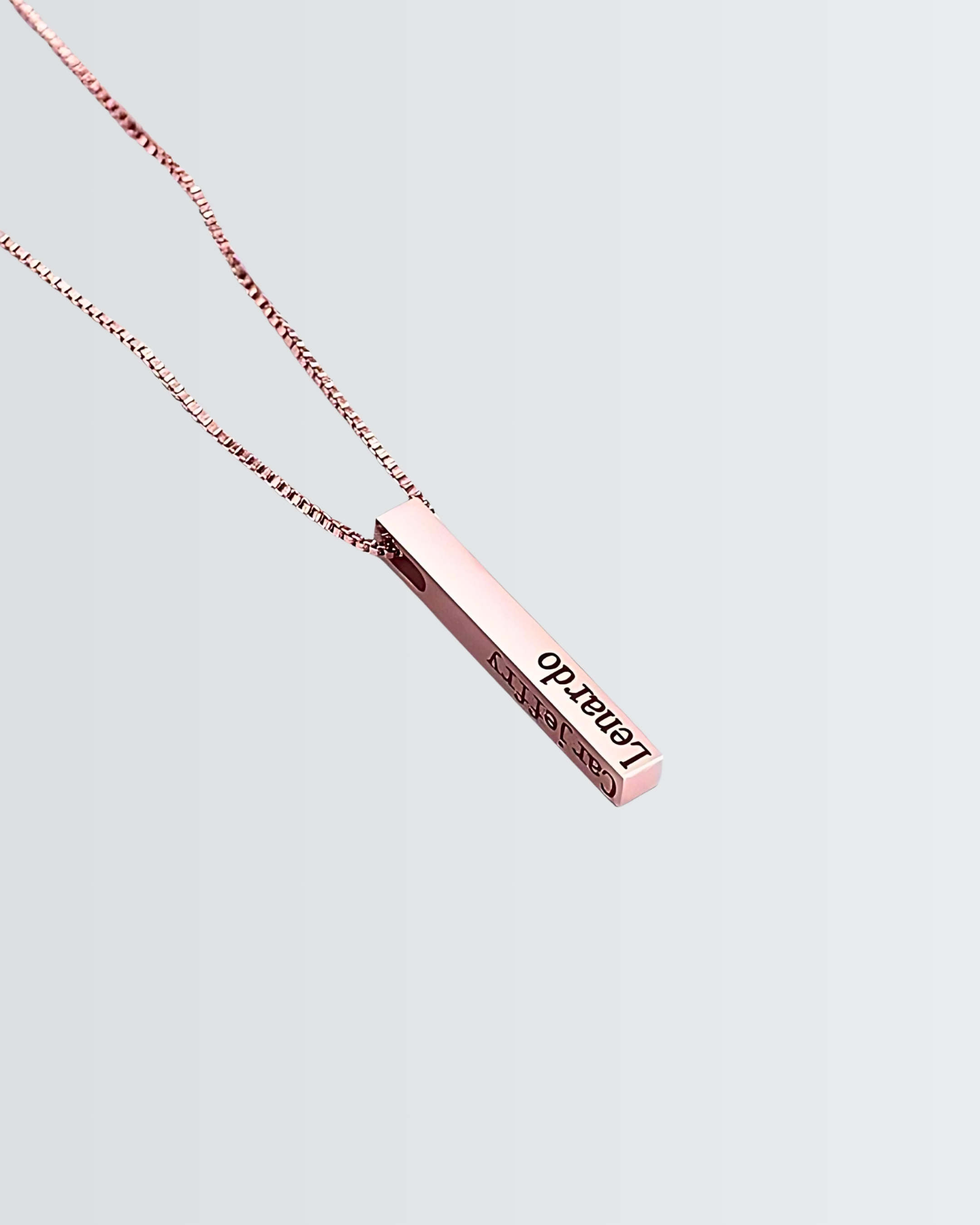 Personnalisez votre collier à barre verticale avec votre nom