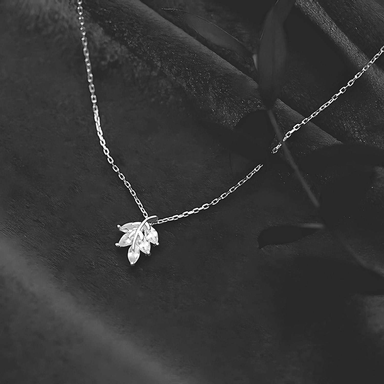 Swanky Leaf Minimal Necklace