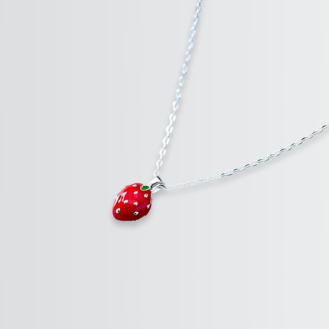 Collier minimaliste à la fraise délicieuse