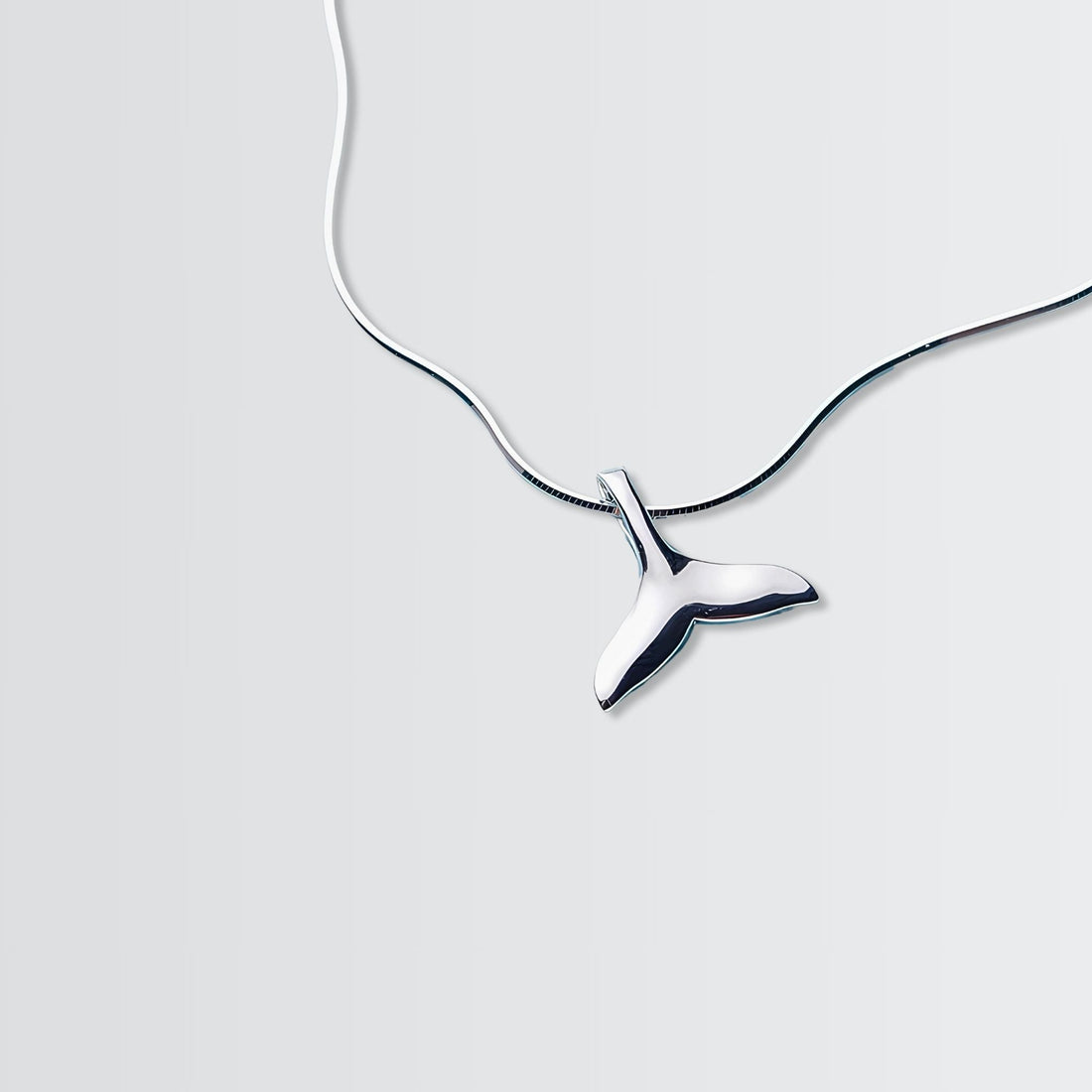 Preciosa tobillera con forma de cola de delfín