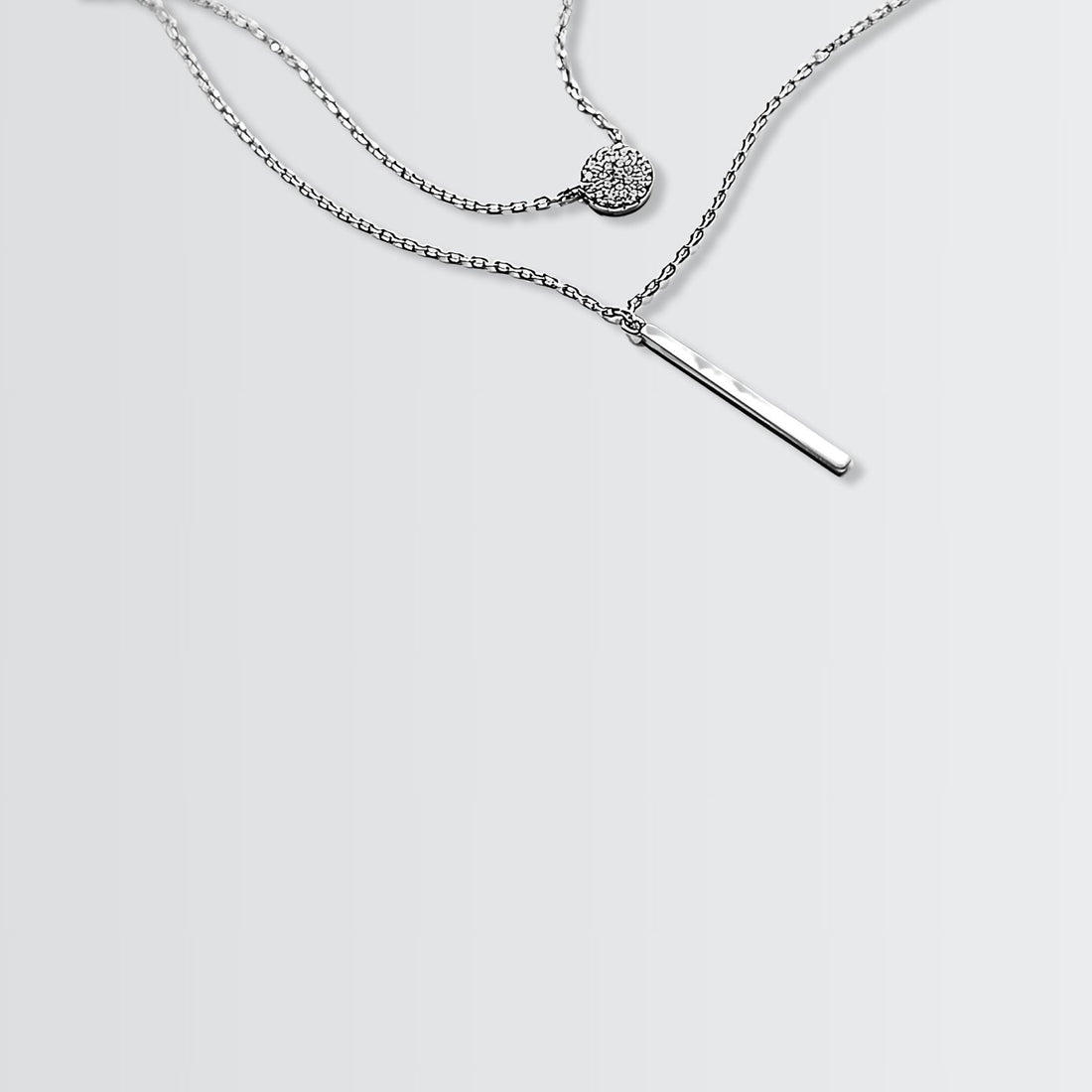 Collier élégant à plusieurs niveaux avec disque et barre