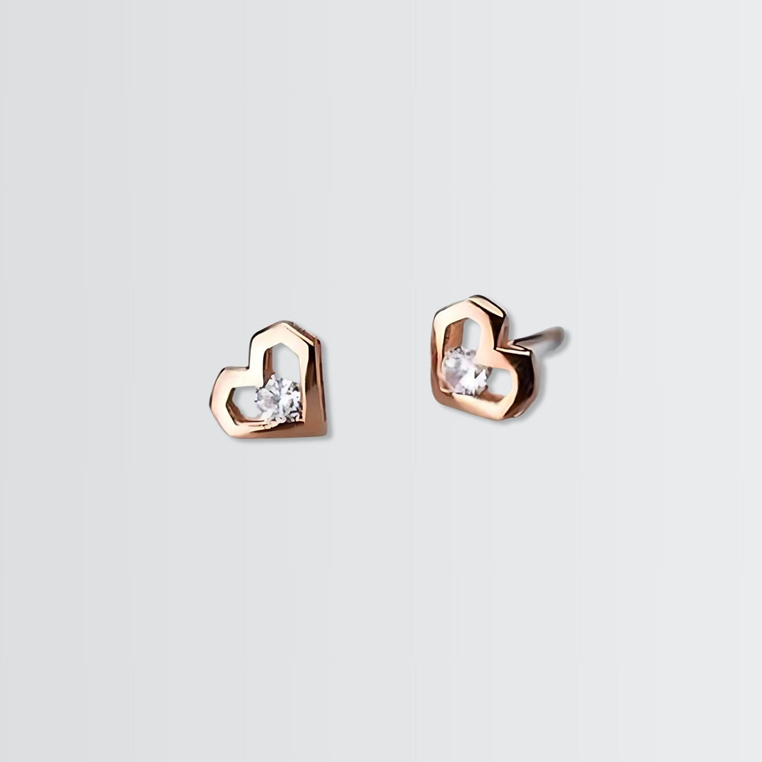 Pendientes minimalistas con corazones modernos