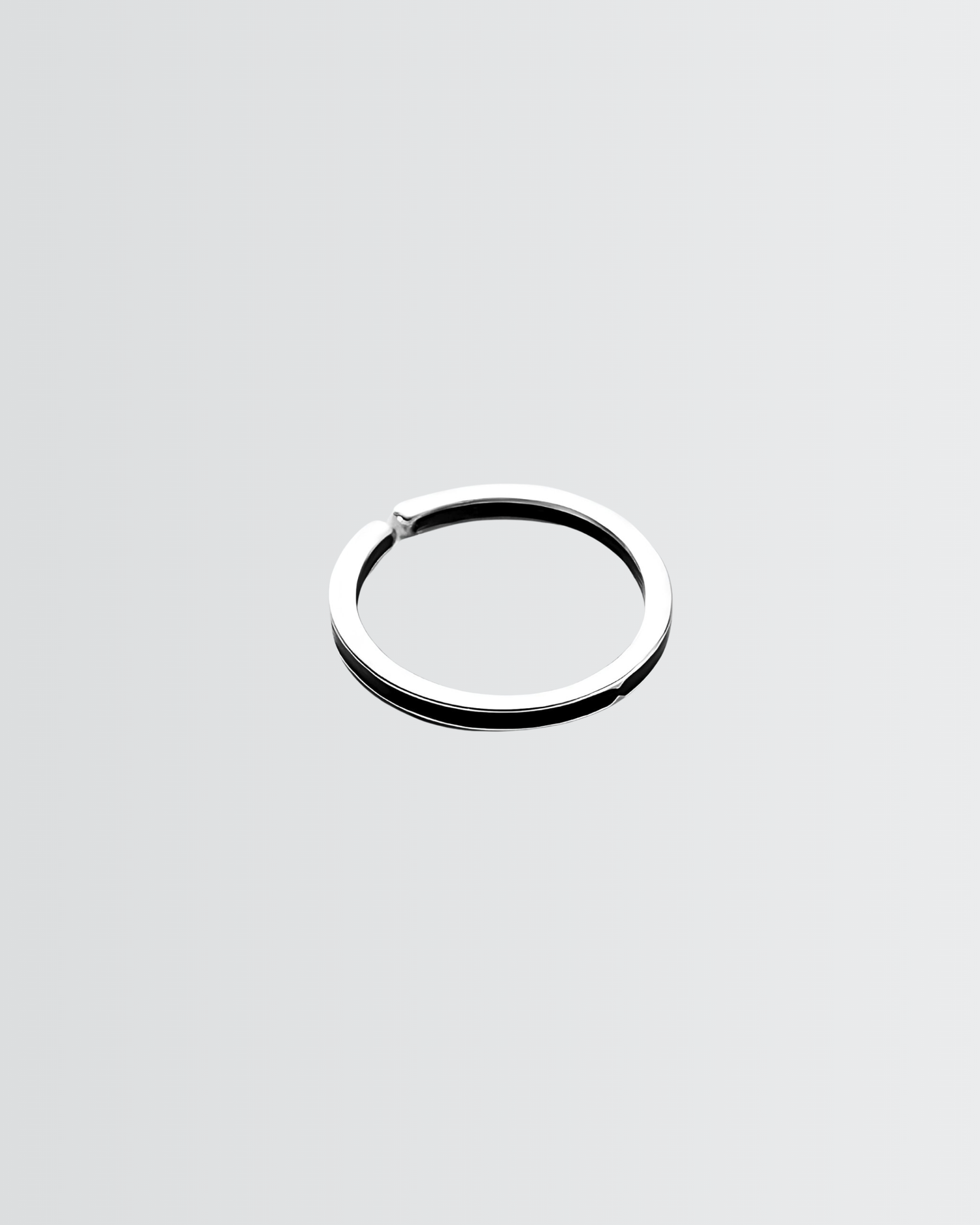 Pequeño anillo negro
