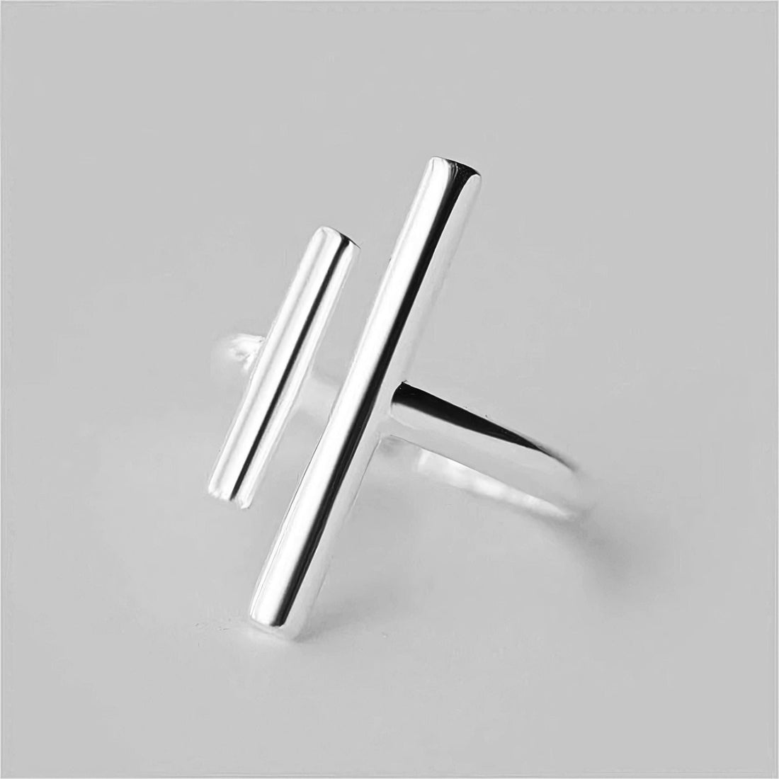 Bague minimaliste de style contemporain