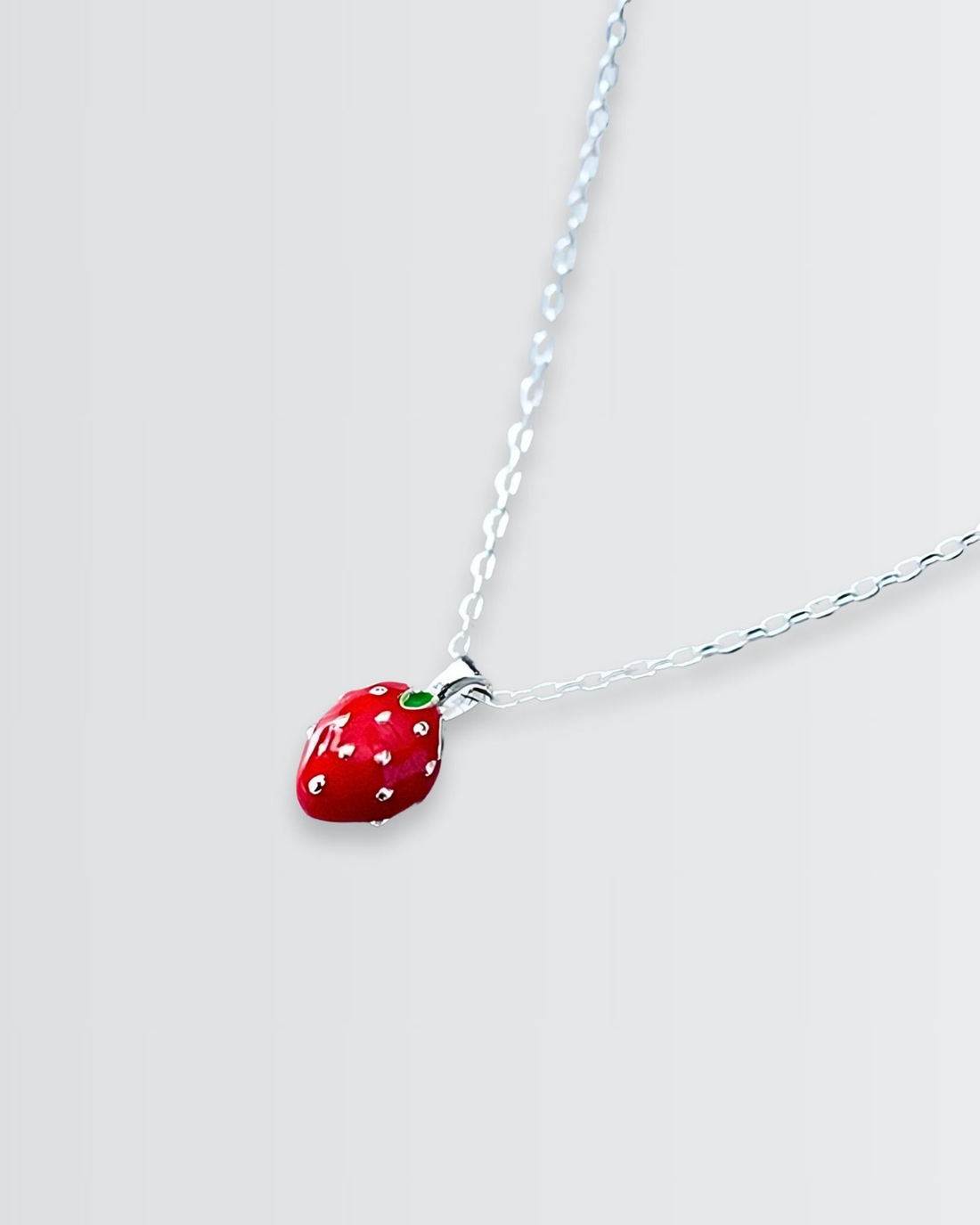 Collier minimaliste à la fraise délicieuse